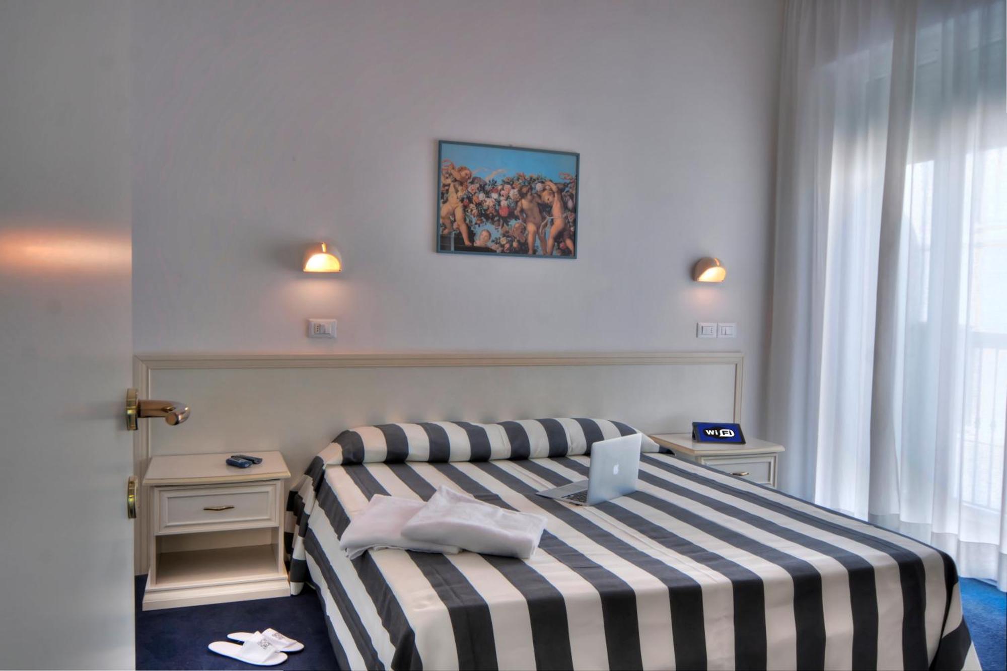 Residence Divina Rimini Bagian luar foto